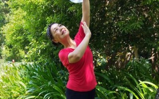 她从摔倒到站起来，成为了成功的女性（勇敢面对挑战，永不放弃）