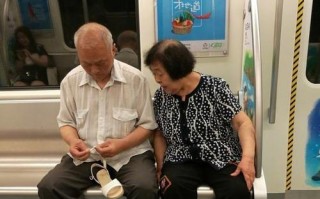 帮助老爷爷(一个小举动的温暖) 帮助老爷爷(一个小举动的温暖)