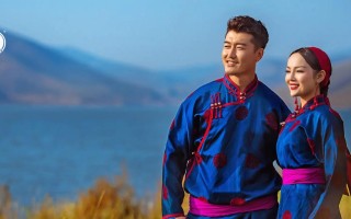 阳光洒满心间（秋日里的暖阳散发出温馨和希望）