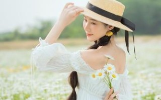 以介绍主题的方式引入故事，讲述爱是一种无处不在的情感。