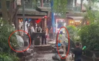 打水仗乐趣无穷（一个孩子的夏日记忆）