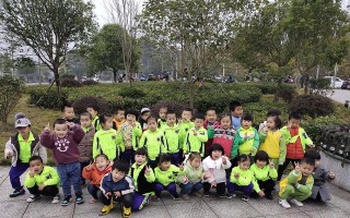 快乐秋游——小玲与朋友们的欢乐之旅（感受秋天的美丽与自然，享受欢乐与友谊）