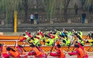 挥洒汗水的龙舟手（一场热血沸腾的龙舟比赛）