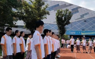 汗水浇灌的青春（以自强不息为座右铭的少年）