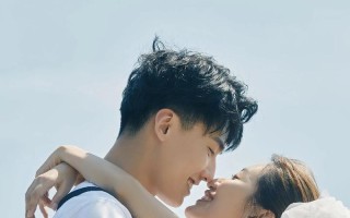 光明中的关爱（阳光下，一束温暖的光）