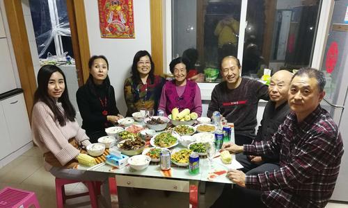 以其乐融融的家庭氛围（一个幸福之家的故事）-第2张图片-学作网