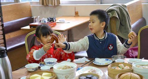 以其乐融融的家庭氛围（一个幸福之家的故事）-第3张图片-学作网
