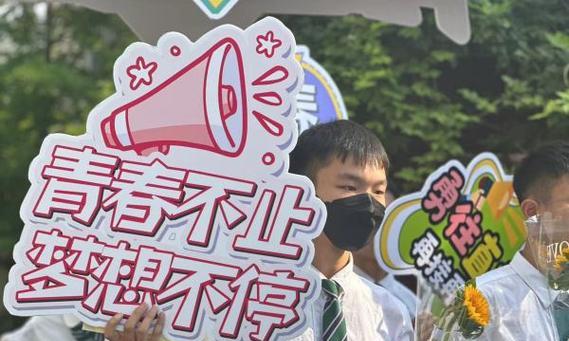 青春绽放（一段青涩的爱情故事）-第1张图片-学作网