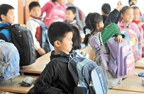 书包里的小秘密（一个小熊玩偶带来的快乐）-第1张图片-学作网