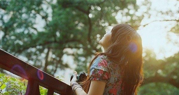 《坚强微笑》（一个女孩如何展现爱坚强、爱微笑的精神）-第3张图片-学作网