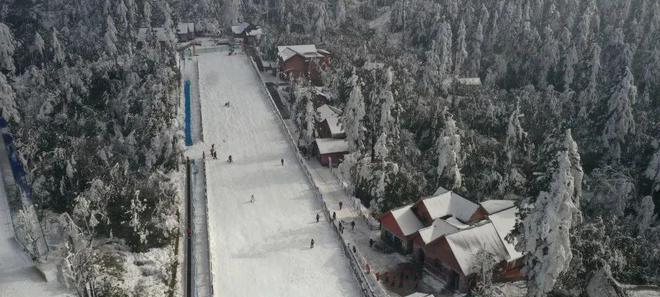 冬天山上的滑雪之旅（探寻无尽的乐趣）-第1张图片-学作网