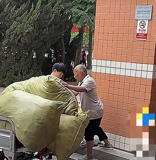 帮助老爷爷（一个小举动的温暖）-第2张图片-学作网