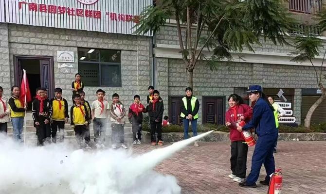 红旗广场上的火灾（消防演练现场的真实模拟）-第2张图片-学作网