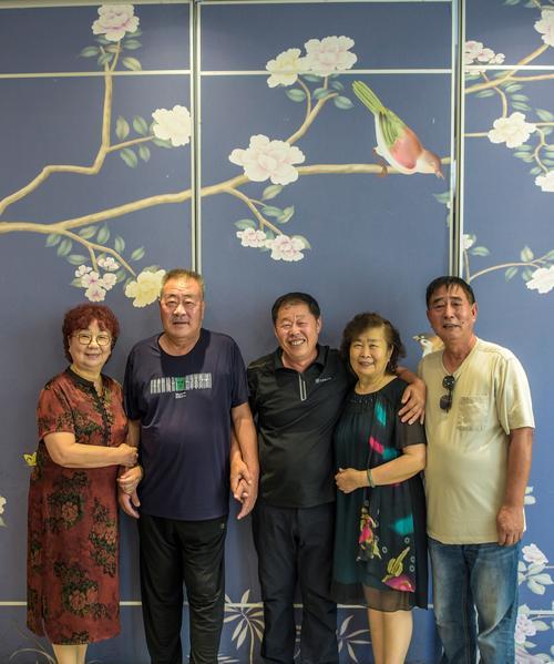 一杯浓酒，一份深情（友谊不仅仅是聚会，更是用心呵护）-第3张图片-学作网