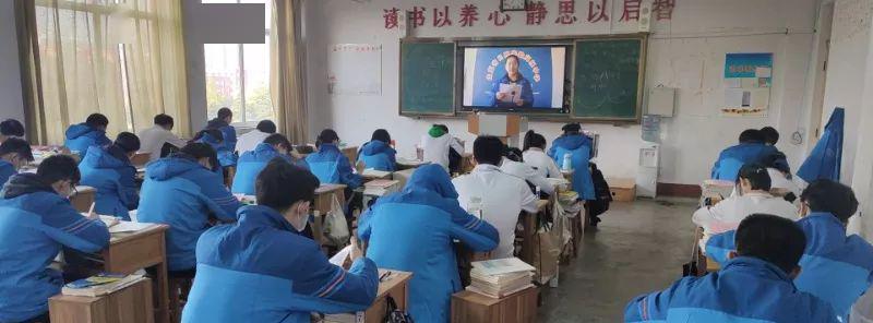 汗水浇灌的青春（一份执着，一份坚持，一份奋斗）-第2张图片-学作网