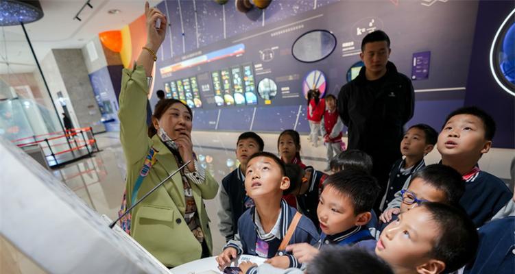 沉醉在科技馆中（探索未知的科技世界）-第1张图片-学作网