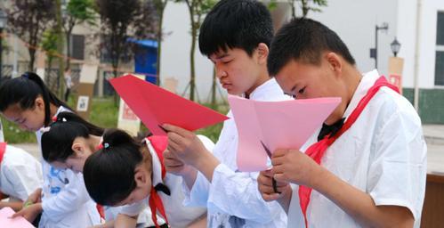 纯真的关爱（小学生的暖心举动）-第2张图片-学作网