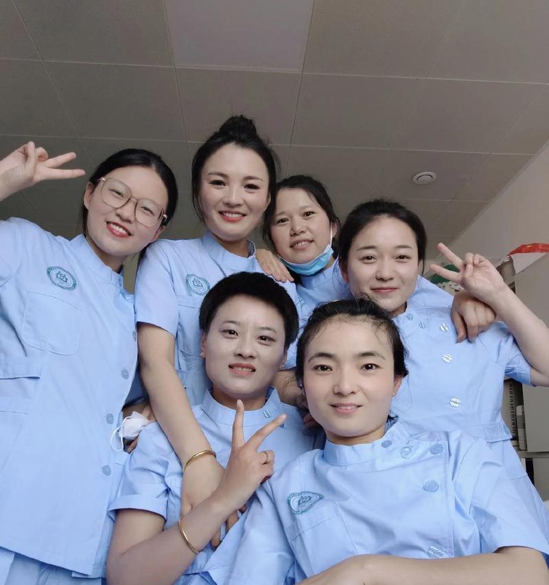 白衣天使的温暖关怀（她的眼中有着无尽的爱和希望）-第1张图片-学作网