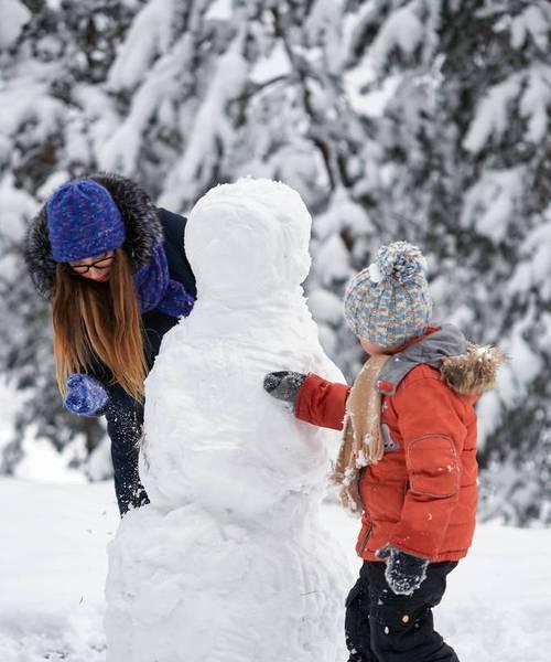 银装素裹下的冬天趣事（雪中狂奔，暖心慈善，冰上嬉戏）-第1张图片-学作网